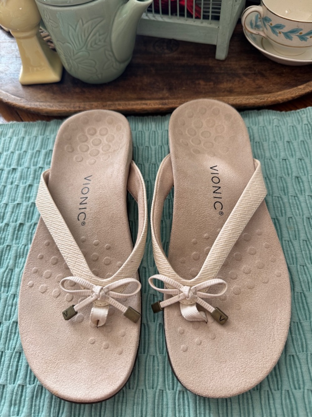 Vionic Bella II Orthaheel Flip Flops bow leather Sandals size 8.5 Cream